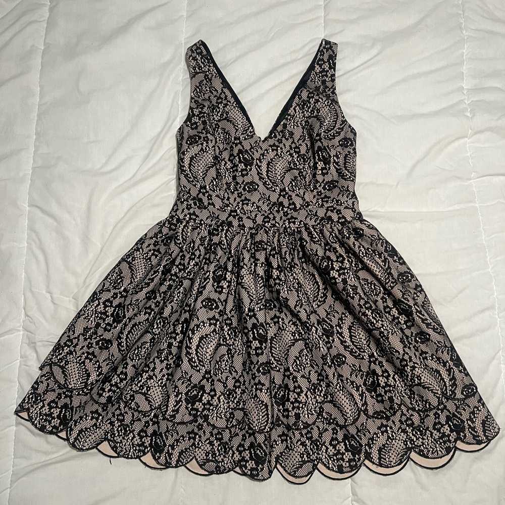 Bebe Black and Nude Lace Short A-Line Dress V-Neck Scallop Hem Lined Size 10